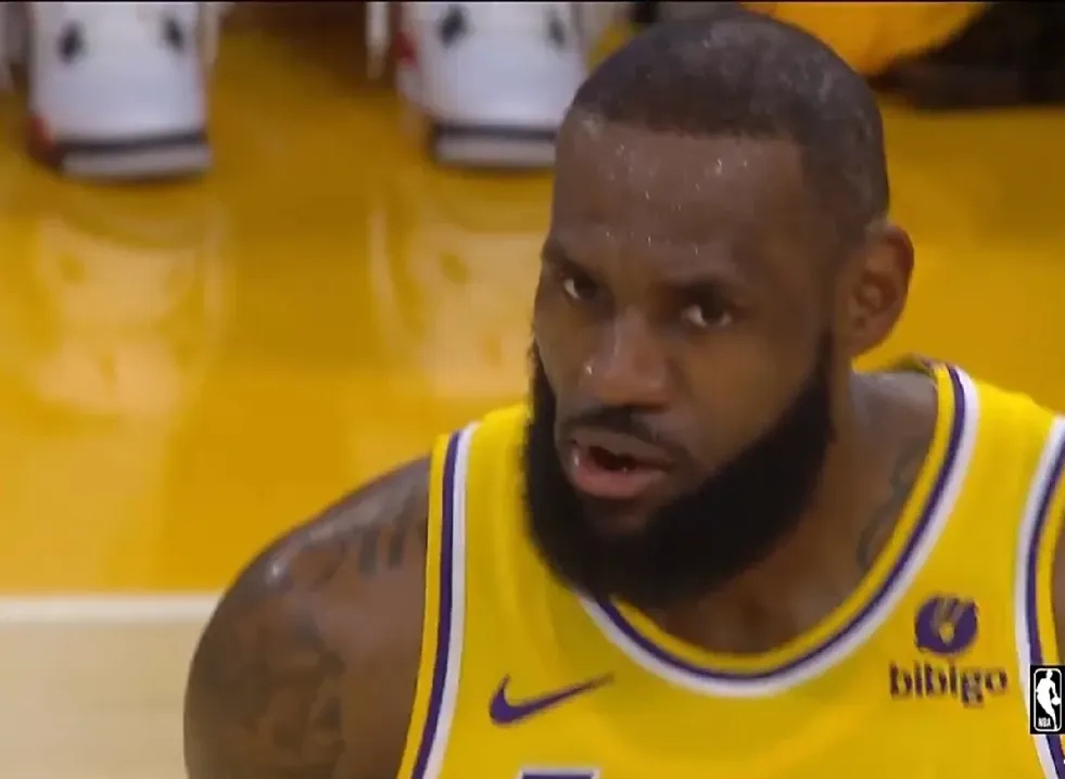 开云体育-包含詹姆斯迎来二十赛季高光表现，快船球迷沸腾！的词条